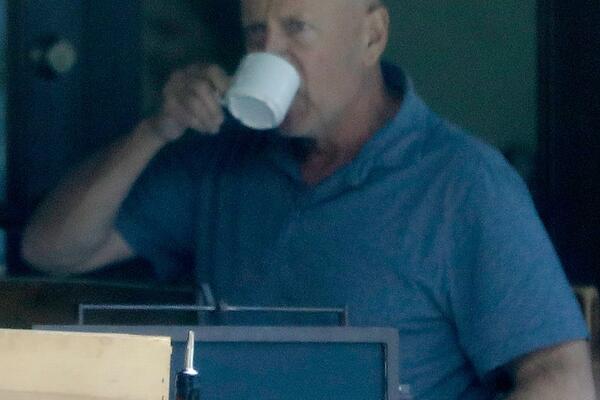 PRVE SLIKE BRUSA VILISA POSLE VESTI O SMRTNOJ BOLESTI: Pogledajte kakvu GADOST radi (FOTO)