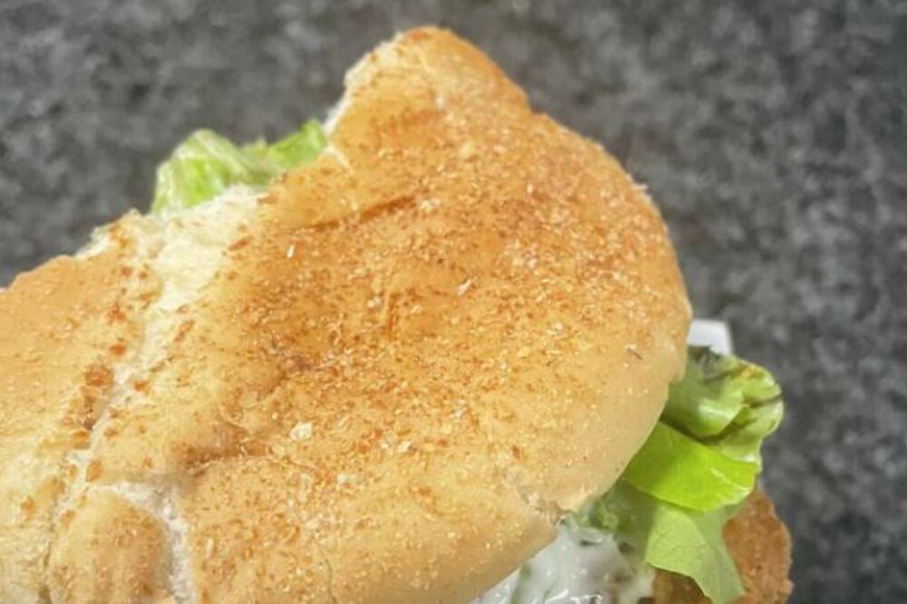 DEVOJČICA SE OPEKLA NA PILETINU ČUVENOG BRENDA, PA DOBILA ENORMNU ODŠTETU: Moraće da joj isplate MASNU SUMU NOVCA