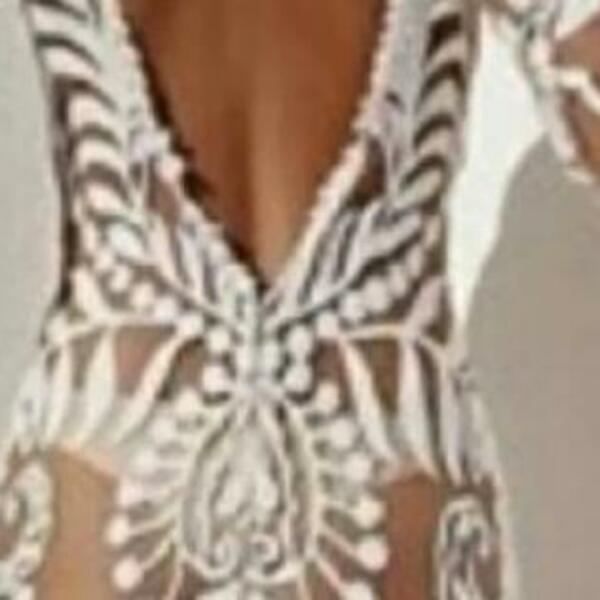 OBUKLA GOLU VENČANICU I IZAZVALA HAOS: Pozadi se sve VIDI, bolje da ni nema GAĆICE (FOTO)