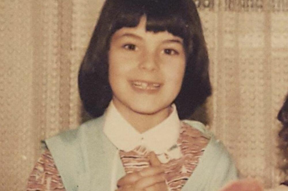 OVAJ SLATKI DEČKIĆ JE DANAS JEDNA OD NAJLEPŠIH VODITELJKI U SRBIJI: Znate o kome je reč?