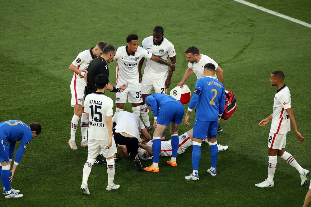 KRVNIČKI START! Kopačkom u glavu - brutalan potez u finalu Lige Evrope! (FOTO)