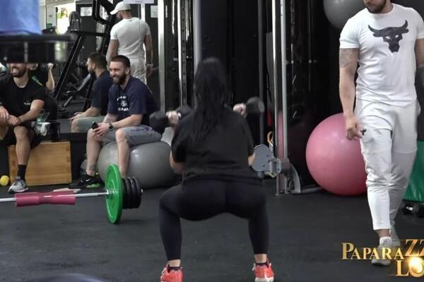 DA LI ZNATE ČIJA JE OVO ZANOSNA POZADINA?! Sve PRŠTI u teretani kad se ona POJAVI