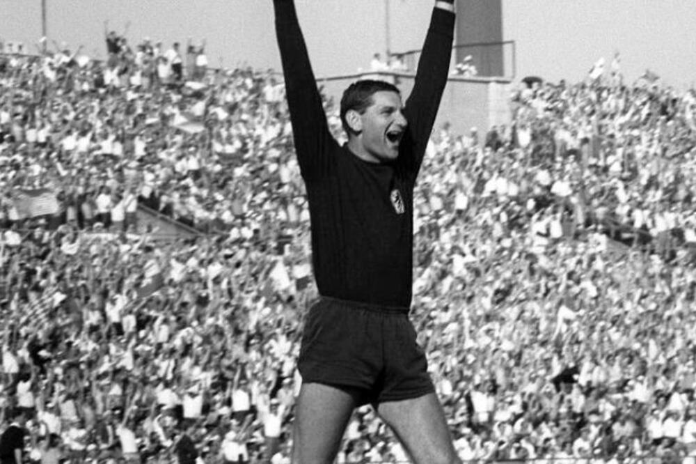 Golman se uhvatio mikrofona: Za reprezentaciju tri meča, za ZVEZDU jedan! IPAK, BIO SLUŠANIJI OD BITLSA! (VIDEO)