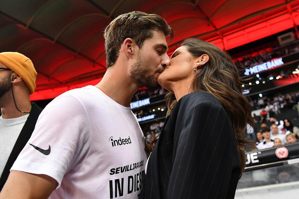 JUNAK AJNTRAHTA JE IMAO NAJBOLJE SLAVLJE: Seks do jutra sa brazilskom manekenkom kad god pobedi! (FOTO)