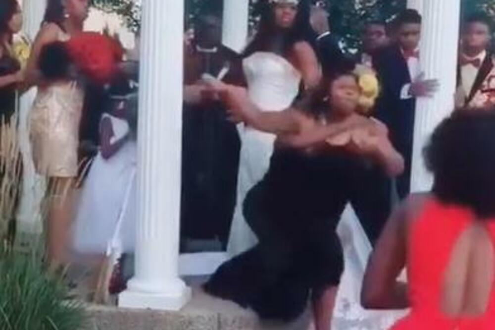 TRUDNA ŠVALERKA MU NAPRAVILA DAR-MAR NA VENČANJU: Letelo perje sa svih strana! (ŠOK VIDEO)