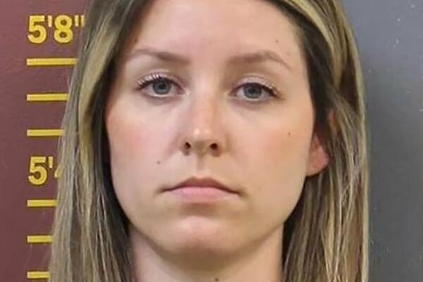 UHVAĆENA PROFESORKA MUZIČKOG SA UČENICOM U PRLJAVOJ RADNJI: Muž ih nahvatao na DELU (FOTO)