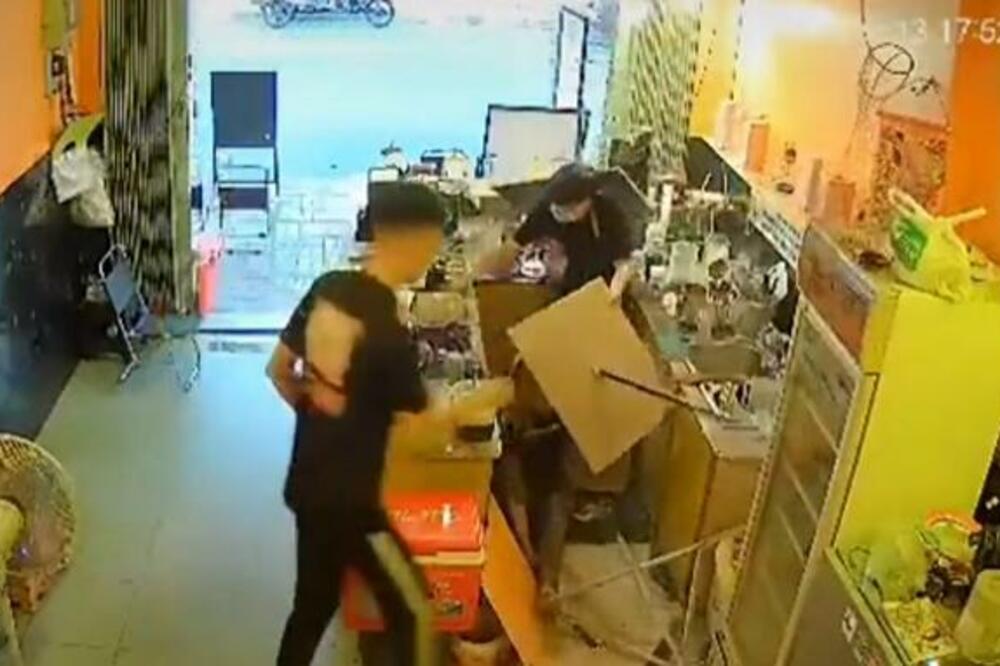 BABA PROPALA KROZ PLAFON: Sručila se mladiću direktno na GLAVU, njegova reakcija je NEPROCENJIVA! (VIDEO)