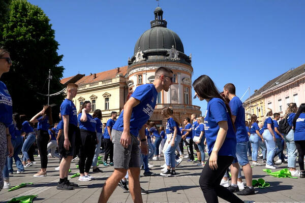 MATURANTI NAPRAVILI SPEKTAKL U SREMSKOJ MITROVICI - plesali uz valcer, ali i kolo