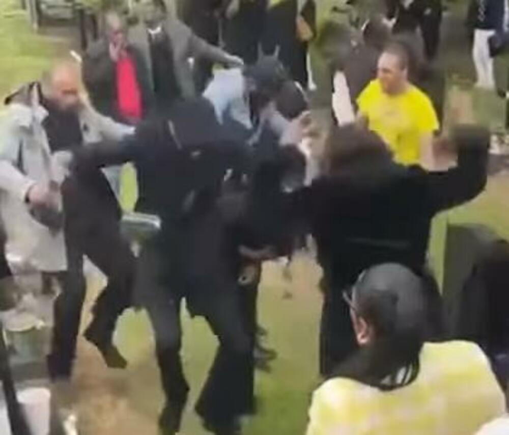 SRAMOTA NAD SRAMOTAMA Poznatog glumca SAHRANJIVALI na Novom groblju, IZBILA TUČA: I to dok su ga SPUŠTALI U GROB!