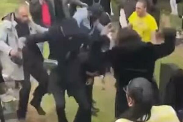 SNIMAK SUMANUTE SCENE NA SAHRANI: Gaze po GROBOVIMA i plešu, i MRTVACI samo što nisu USTALI (VIDEO)