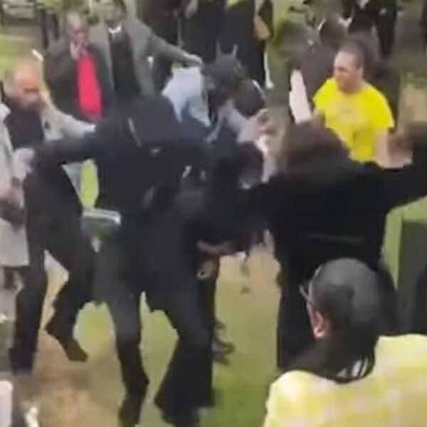 SRAMOTA NAD SRAMOTAMA Poznatog glumca SAHRANJIVALI na Novom groblju, IZBILA TUČA: I to dok su ga SPUŠTALI U GROB!