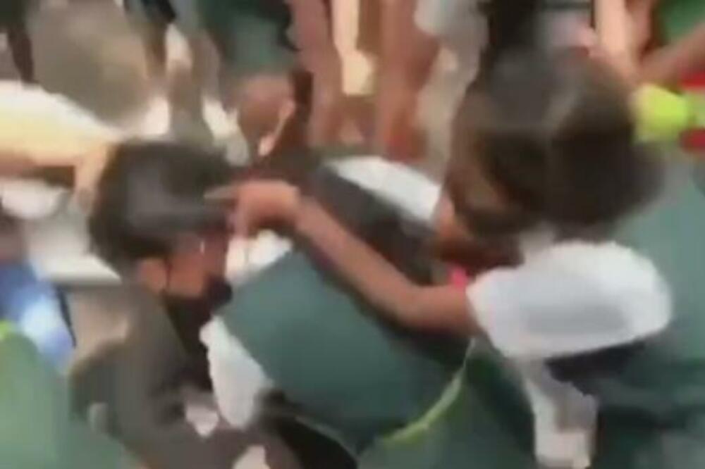 ISPLIVAO ŠOK SNIMAK: Masovna tuča DEVOJČICA, udarale se BEJZBOL PALICAMA, ovo je HOROR! (UZNEMIRUJUĆ VIDEO)