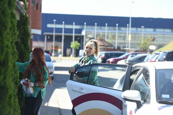 UDOVICA KONAČNO IMA RAZLOG ZA SREĆU! Nakon suza kuća na Bežanijskoj kosi PUNA LJUDI i SMEHA - evo ko je PRVI STIGAO