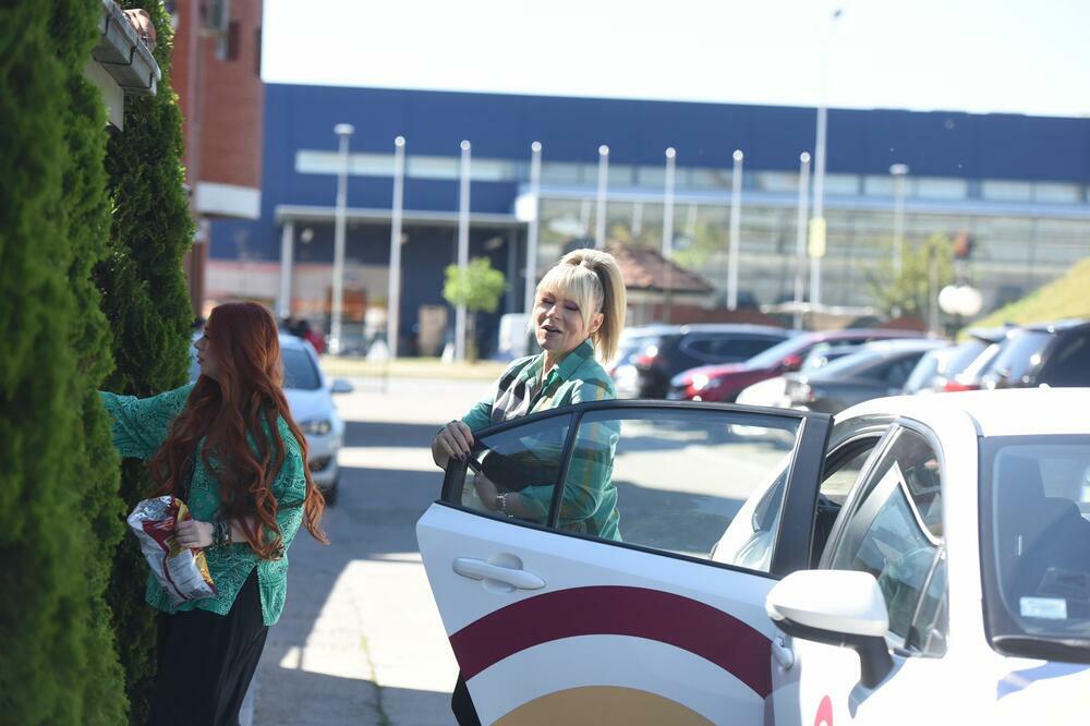 UDOVICA KONAČNO IMA RAZLOG ZA SREĆU! Nakon suza kuća na Bežanijskoj kosi PUNA LJUDI i SMEHA - evo ko je PRVI STIGAO