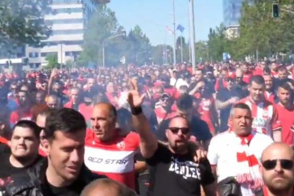 MARŠ NA ARENU: Navijači Olimpijakosa i Zvezde u koloni bez kraja! (VIDEO)