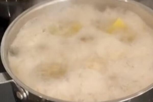 OD SADA ĆE VAM KROMPIR UVEK BITI SAVRŠENO KUVAN: Dodajte OVAJ SASTOJAK u vodu i BIĆE NAJUKUSNIJI