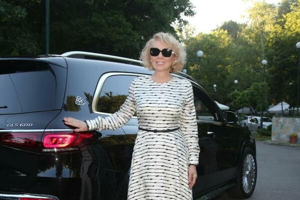 EVO KAKO JE REAGOVALA LEPA BRENA KADA JE VIDELA DA JE KARDAŠIJANKA KOPIRA: Pa ovo je pravi HIT, raspametiće vas!