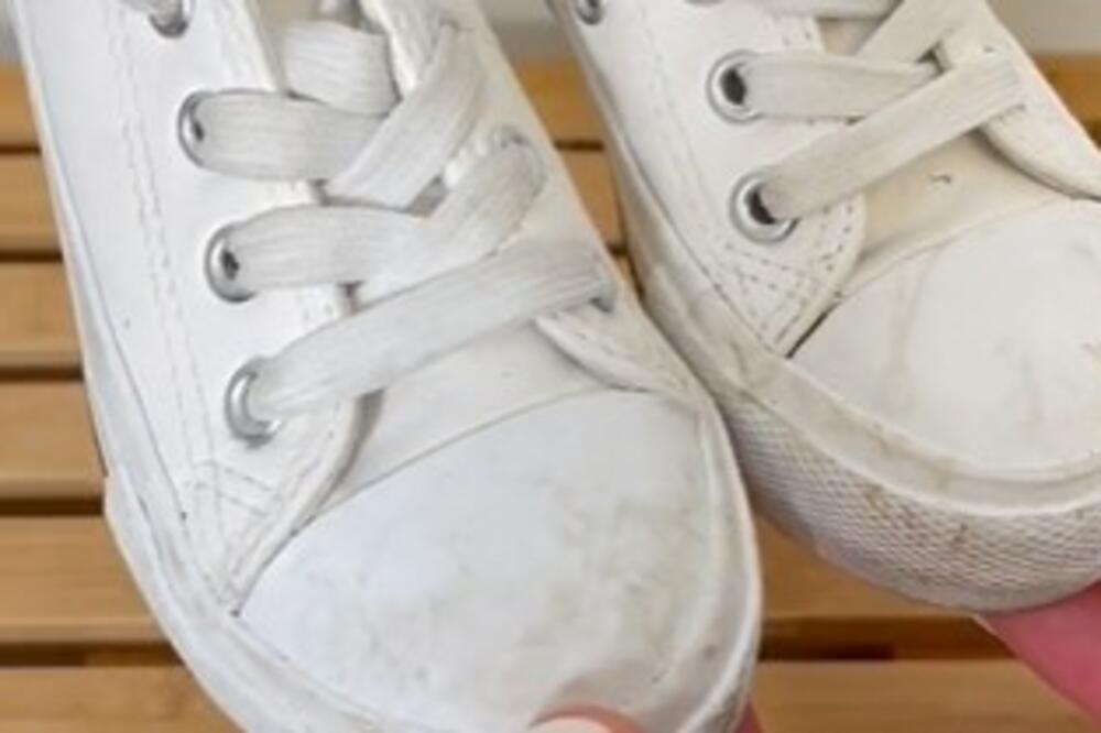 Tokom pranja belih patika, u mašinu dodajte ovu stvar: Uz ovaj neverovatan trik će blistati kao tek kupljene