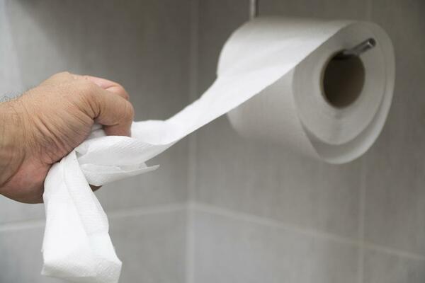 KAO DA JE OD ZLATA: Cena toalet papira LETI U NEBO, poskupeo za čak 80 ODSTO!