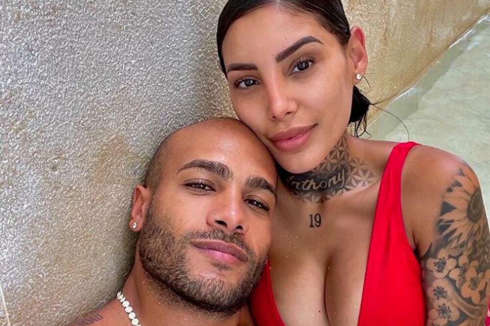 ON OTKRIO DUŽINU "ALATKE", ONA OMILJENU POZU, A NAJLUĐE IM JE BILO U VOZU: Poznati par bez pardona o svemu! (FOTO)