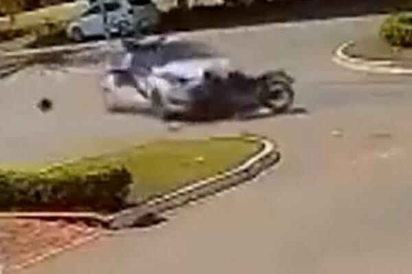 PREVRNUO SE U VAZDUHU, ODLETEO SA MOTORA I ZAVRŠIO OVAKO: Stravičan snimak nesreće kruži Internetom (VIDEO)