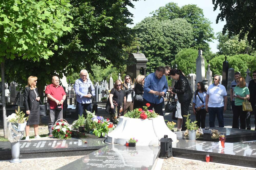 ŠESTOMESEČNI POMEN MERIMI NJEGOMIR: Porodica i prijatelji se okupili, BOL JE JOŠ PREJAKA!