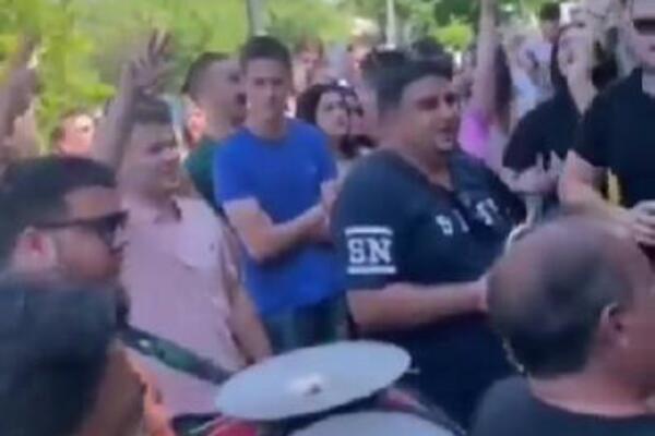 "KO DA MI OTME IZ MOJE DUŠE KOSOVO": Orila se PODGORICA, maturanti uz VIDOVDAN i podignuta 3 PRSTA slavili! (VIDEO)