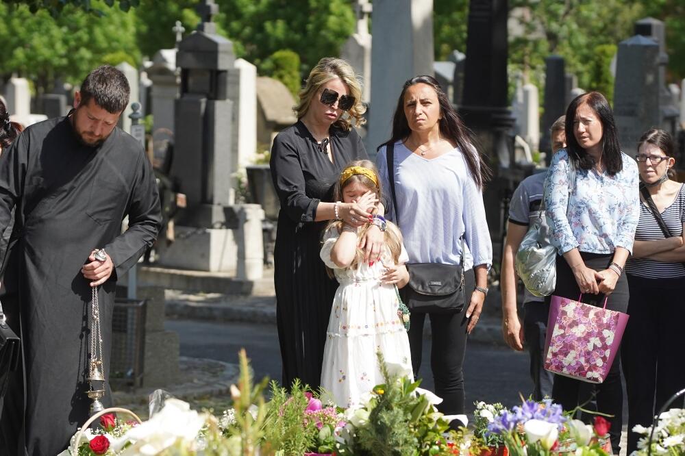 GROBLJEM ODZVANJAJU JECAJI UNUKE MERIME NJEGOMIR! Dramatični INCIDENT NA POMENU, da li je moguće?!