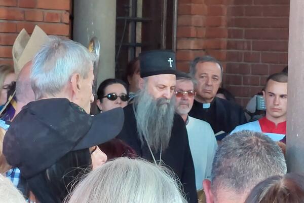 MOĆNE REČI PATRIJARHA PORFIRIJA: Govorio je o Mateju, a zatim ZAGRLIO NENADA PERIŠA (FOTO/VIDEO)
