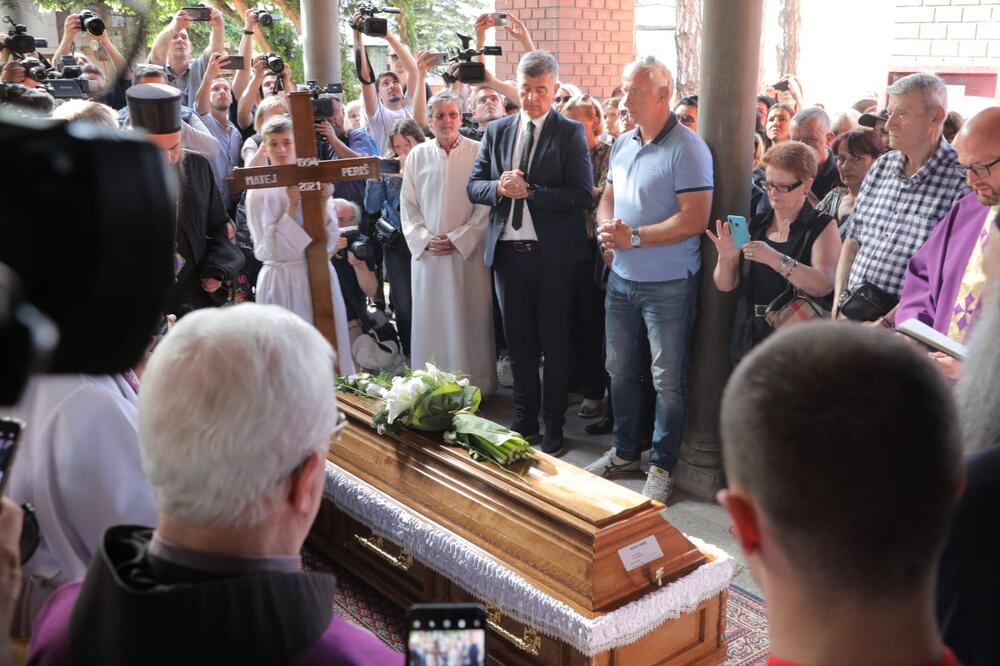 LEPI MATEJ JE DANAS SAHRANJEN UZ OVU PESMU: I Srbi i Hrvati je znaju i VOLE, velika tuga u SPLITU! (FOTO)