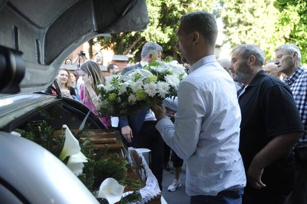 MATEJ PERIŠ JE FIZIČKI MNOGO LIČIO NA MAJKU! Jadna žena stoji iznad kovčega i radi OVO s rukama!