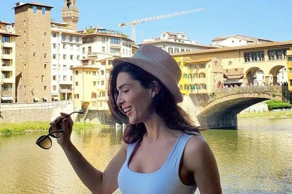 OVAKVU JE NE VIĐAMO NA TELEVIZIJI: Voditeljka JAVNOG SERVISA u golišavom IZDANJU, prvi put vidimo OBLINE!