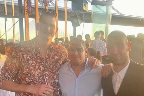 Havajska košulja i čaša u ruci: NIKOLA JOKIĆ NA ŽURKI! (FOTO)