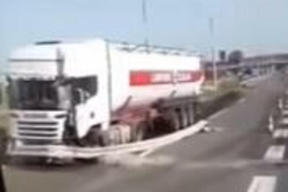 IZAŠAO SNIMAK NESREĆE KOD VELIKE PLANE: Saobraćaj se odvija zaustavnom trakom (VIDEO)