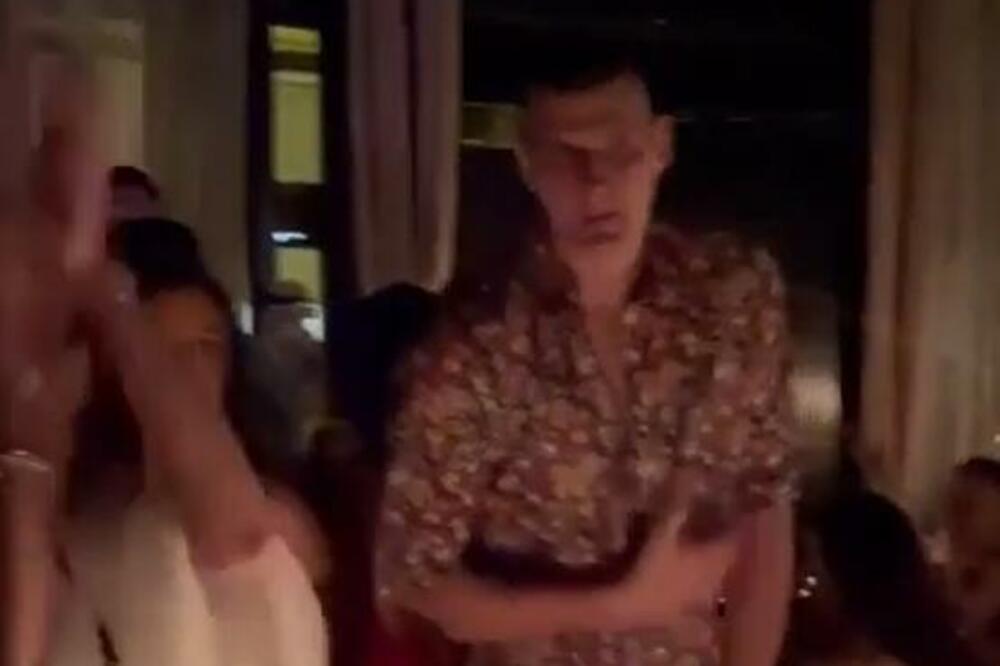 NIJE MOGLO DA PROĐE BEZ TAMBURAŠA: Jokić završio u kafani - Đuskao uz svima dobro poznatu pesmu! (VIDEO)