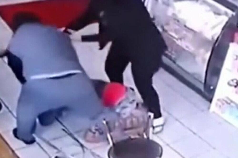 EVO KAKO IZGLEDA KAD SE "UBIJA BOG" U NEKOME: Krenuo da je HVATA DOLE, pa dobio žestoko