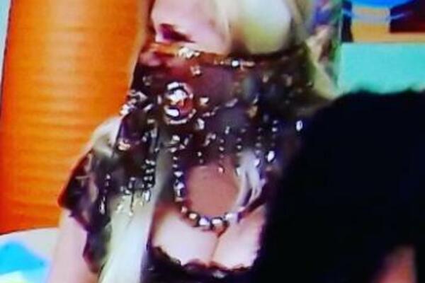 PEVAČKA ZVEZDA ŠOKIRALA U 52. GODINI: Isplivali VRELI KADROVI IVOŠEVIĆKE, ULAZITE NA SOPSTVENU ODGOVORNOST! (FOTO)