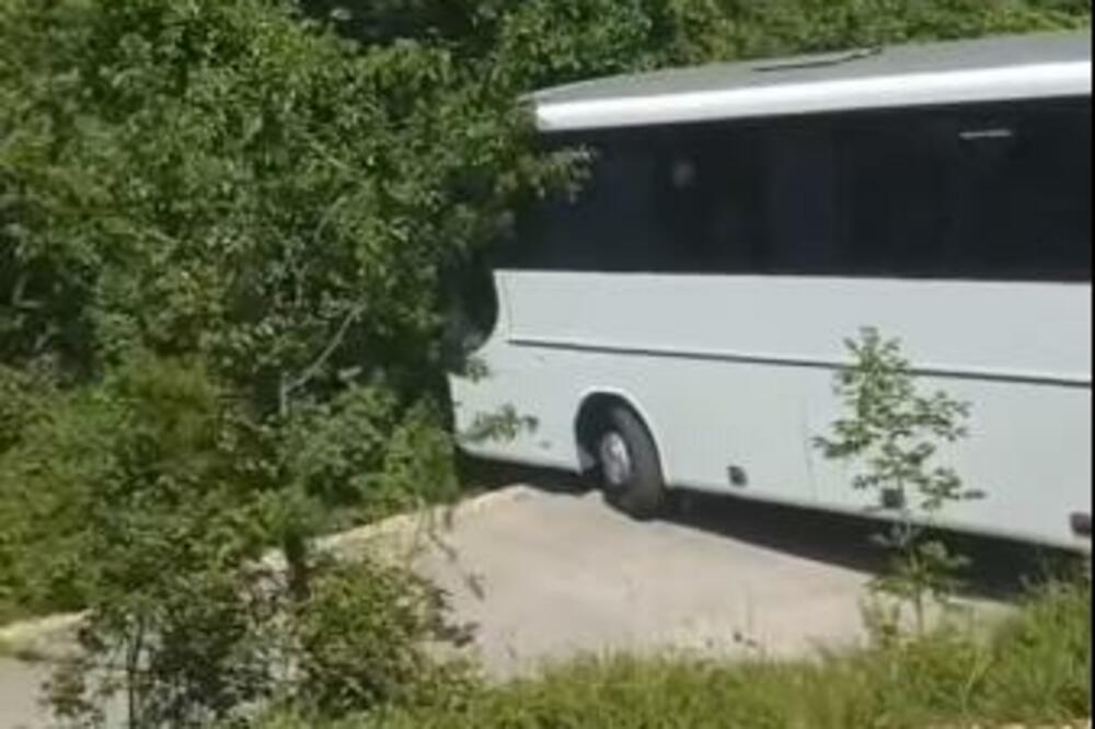 SAOBRAĆAJNA NESREĆA NA PUTU ZA RAVNU GORU: Autobus sleteo s puta (VIDEO)