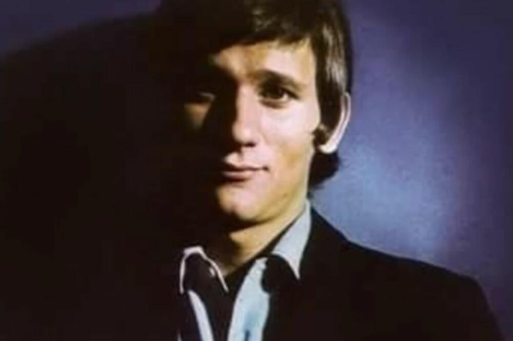 NA FOTKI JE NAJVEĆI BEOGRADSKI ŠMEKER PROŠLOG VEKA, SVI GA ZNATE: Da li možete da pogodite o KOME je reč?