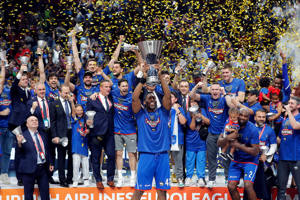 Slavlje košarkaša Anadolu Efesa posle odbranjene titule u Beogradu