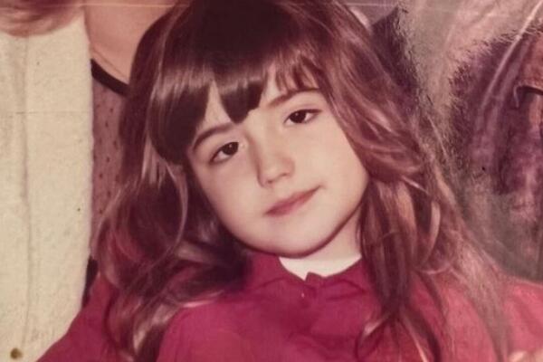 PREPOZNAJETE LI DEVOJČICU SA SLIKE!? DANAS JE SE*S BOMBA, HARALA JE 90tih: Vrelo telo je njen ZAŠTITNI ZNAK!