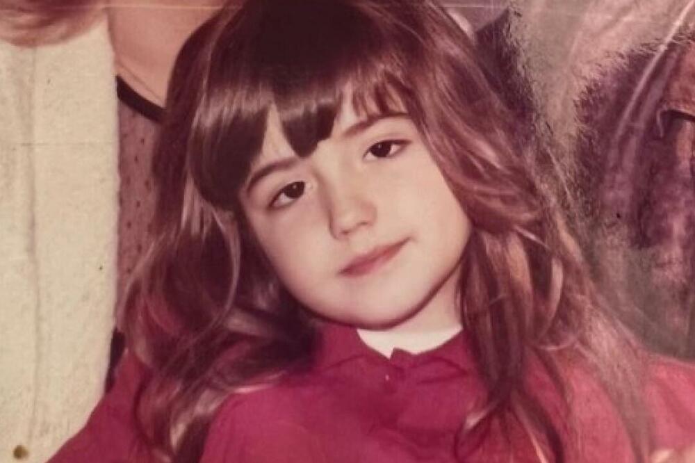 PREPOZNAJETE LI DEVOJČICU SA SLIKE!? DANAS JE SE*S BOMBA, HARALA JE 90tih: Vrelo telo je njen ZAŠTITNI ZNAK!