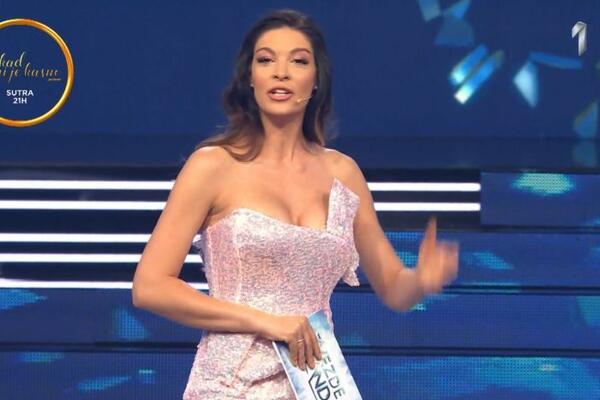 OVDE ŽIVI SANJA KUŽET: Pokazala kako je UKRASILA DOM ZA PRAZNIKE, jelka možda i NAJVEĆA NA ESTRADI