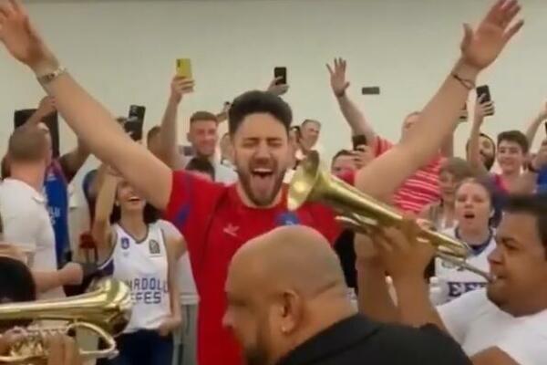 LOM VASE MICIĆA UZ TRUBAČE! Osmeh, ruke i kićenje (VIDEO)