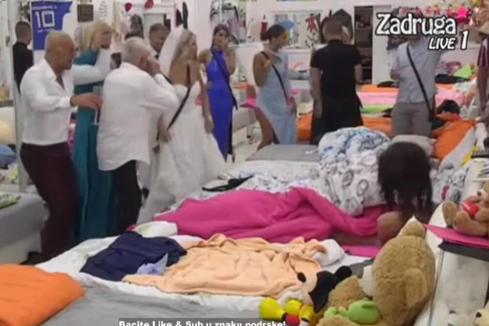 NEVIĐENA TUČA U ZADRUZI, UDARALA GA PESNICAMA, ON JOJ UZVRATIO: OBEZBEĐENJE je odmah izbacilo! (VIDEO)