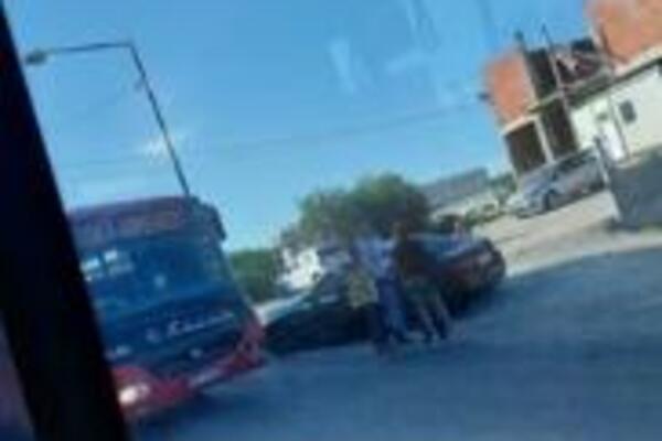 UDES KOD STARE KALUĐERICE: Sudarili se AUTOMOBIL i AUTOBUS (FOTO)