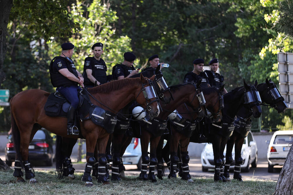 POLICIJA, KONJICA I HELIKOPTERI: Evo kakvo je stanje na Autokomandi nekoliko sati pre početka derbija!