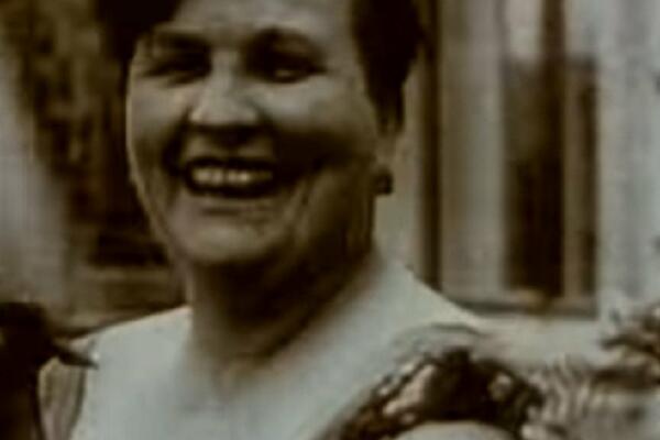 NISTE NI SVESNI KOLIKO JE DAMA SA FOTKE BITNA ZA NAŠU ZEMLJU: Čuvena ŽANKA je proglašena KRALJICOM, razlog je VAŽAN