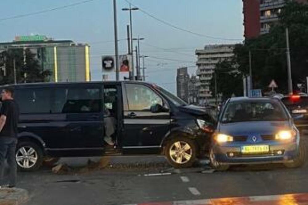 UDES KOD UŠĆA: Direktan sudar automobila i kombija! (FOTO)
