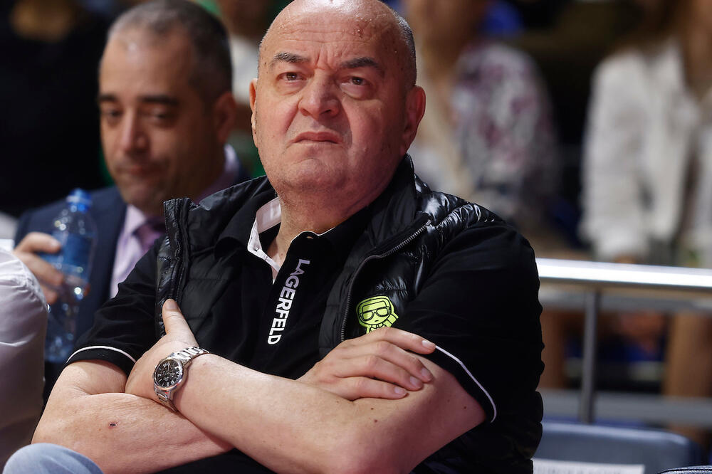 DUŠKO VUJOŠEVIĆ NAPRAVIO UDES U CENTRU BEOGRADA: Legenda Partizana u bolnici, vozačka mu ISTEKLA?!